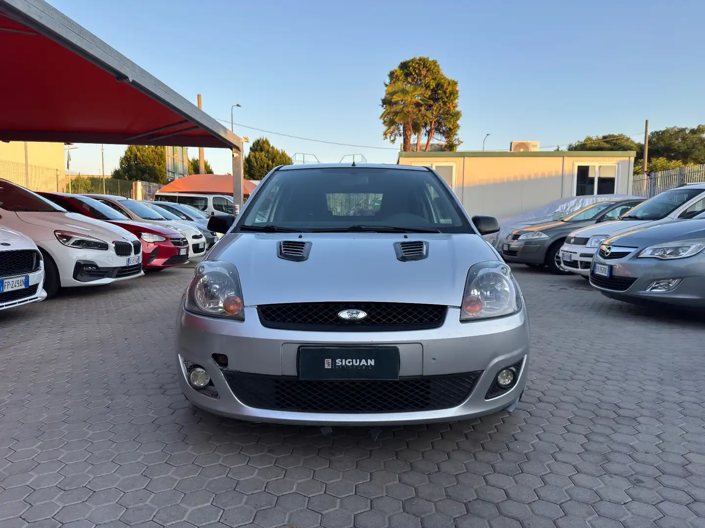 Ford Fiesta 1.2 16V 3p. Ghia Argento - 2