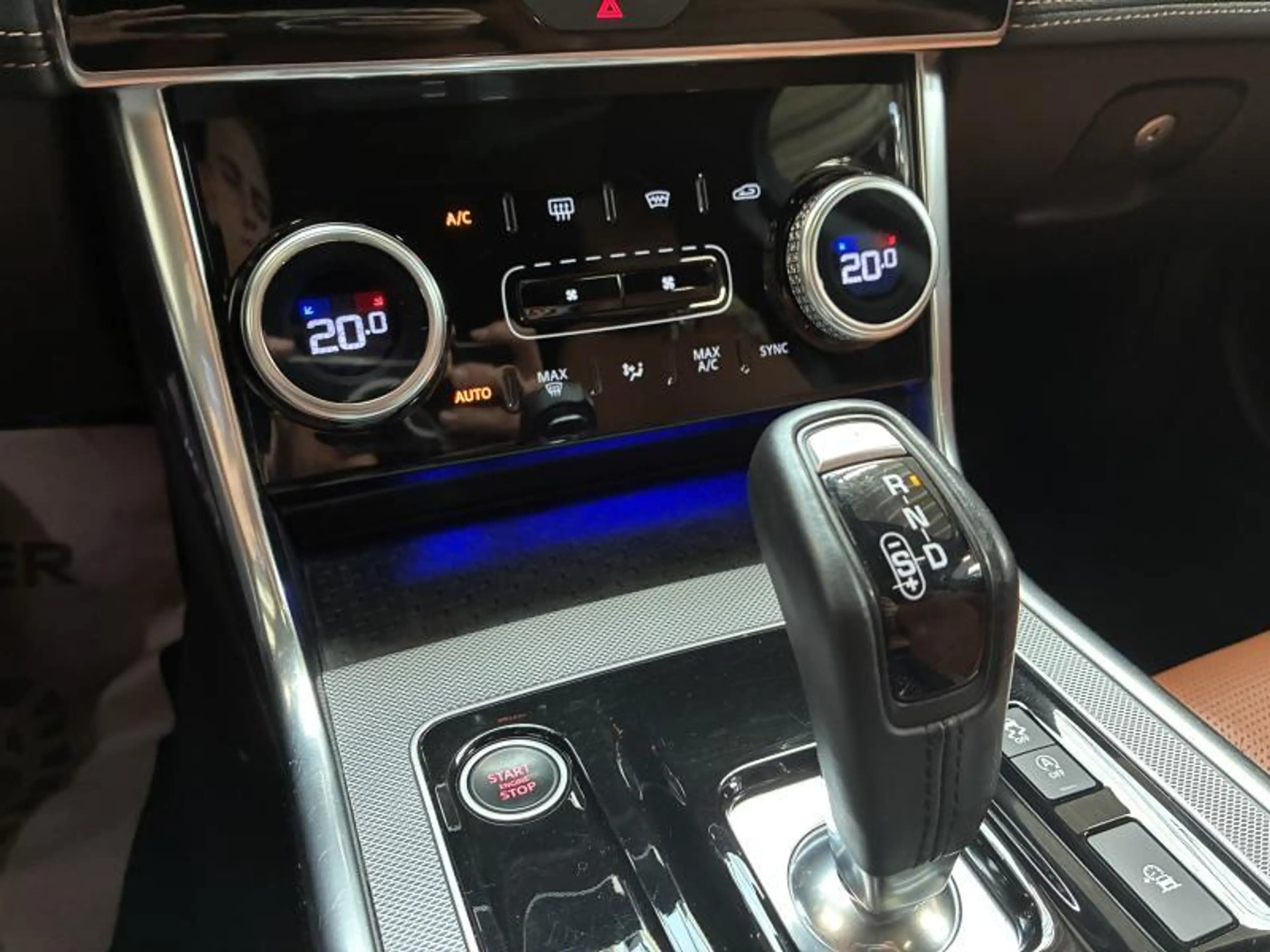 Jaguar XE R-Design — photo 13