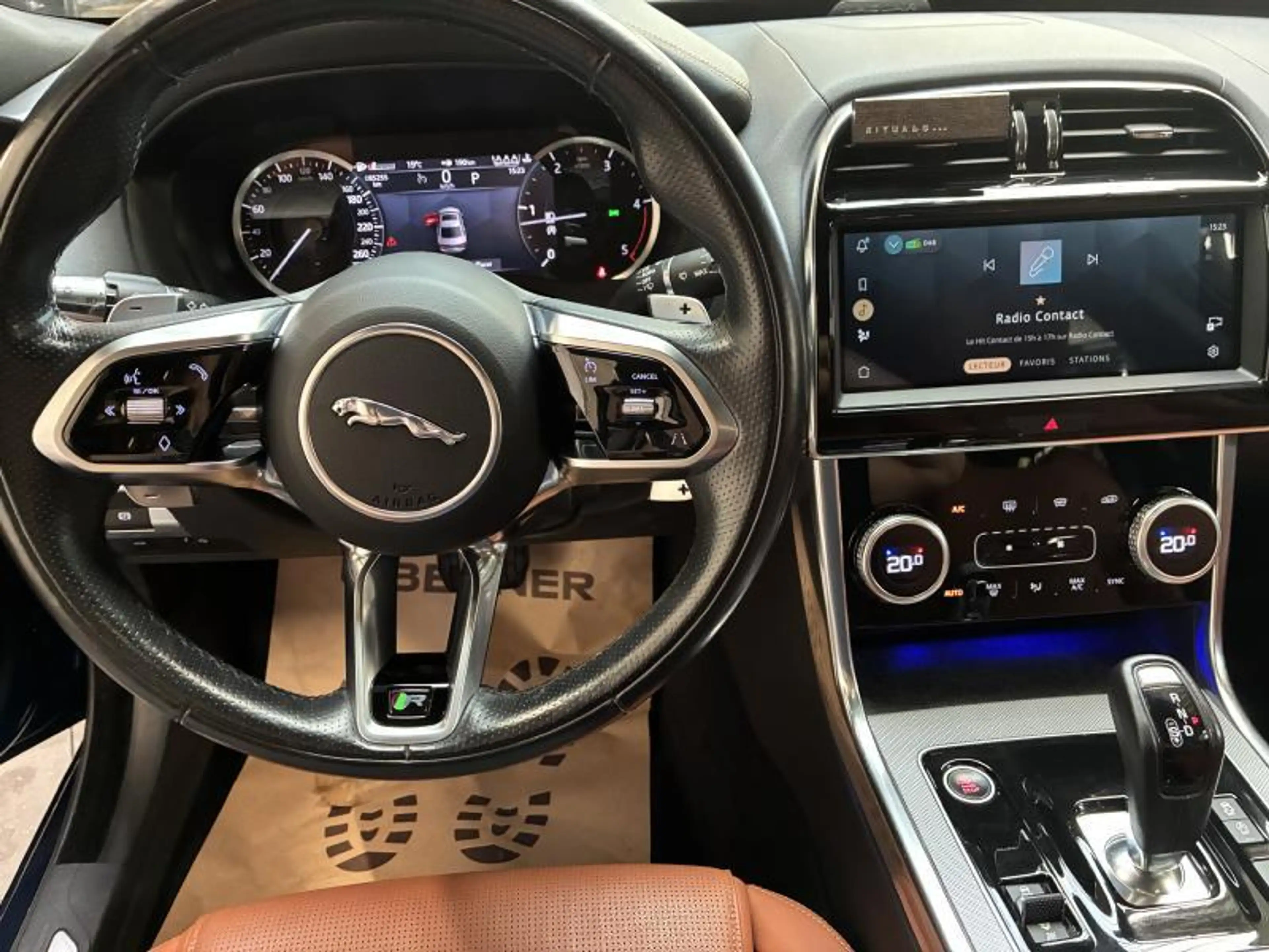 Jaguar XE R-Design — photo 9