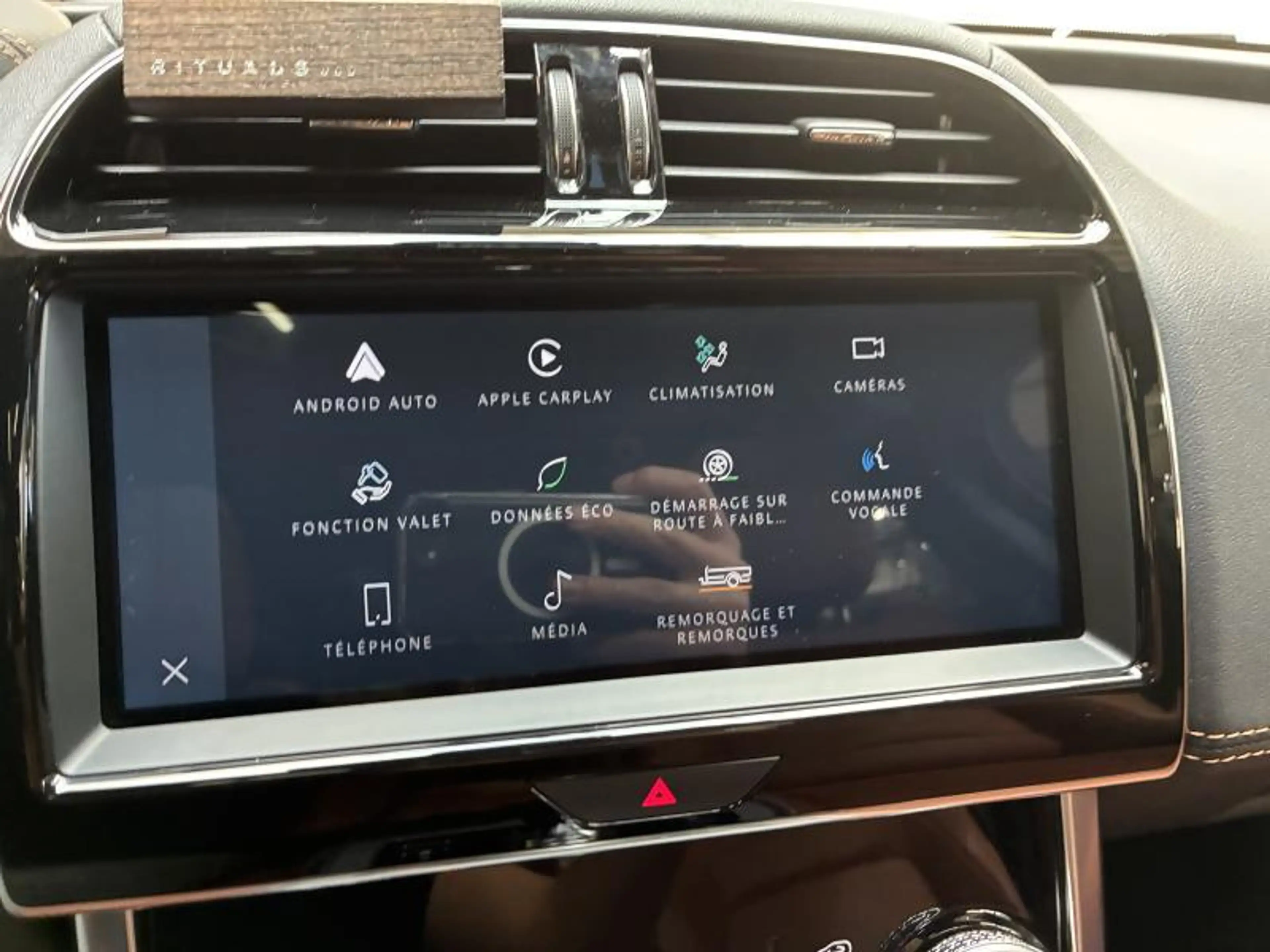 Jaguar XE R-Design — photo 11