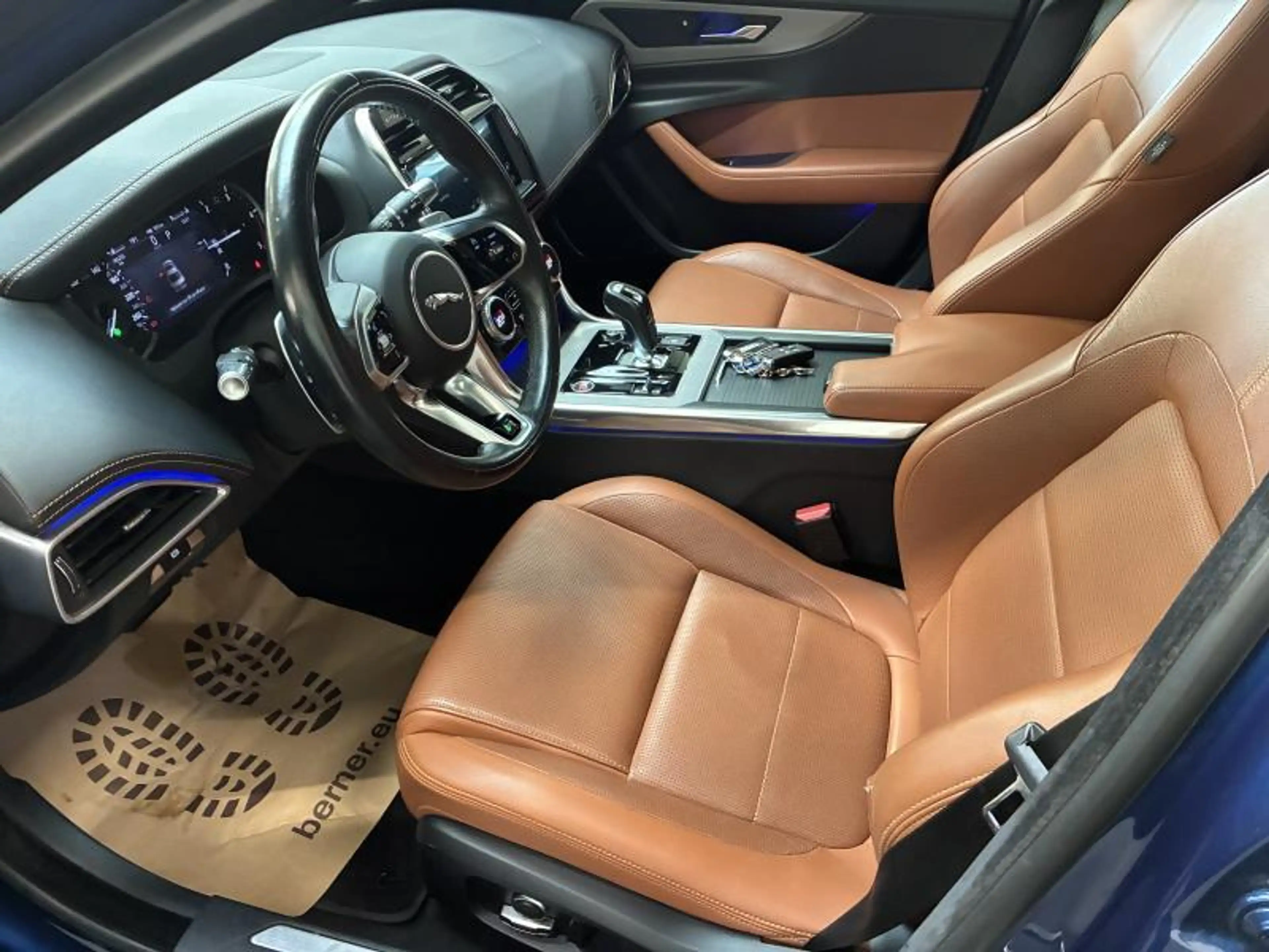 Jaguar XE R-Design — photo 7