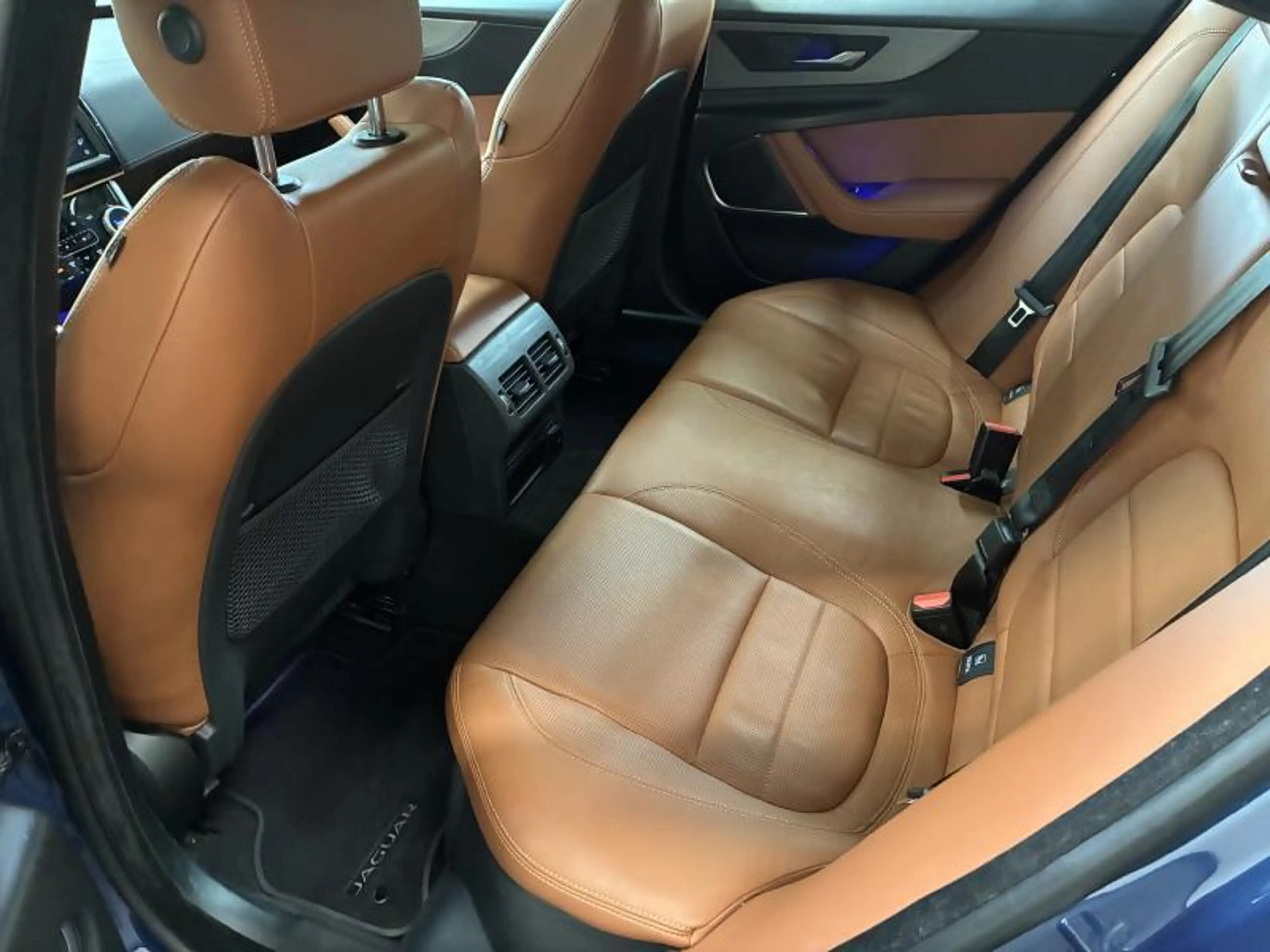 Jaguar XE R-Design — photo 15