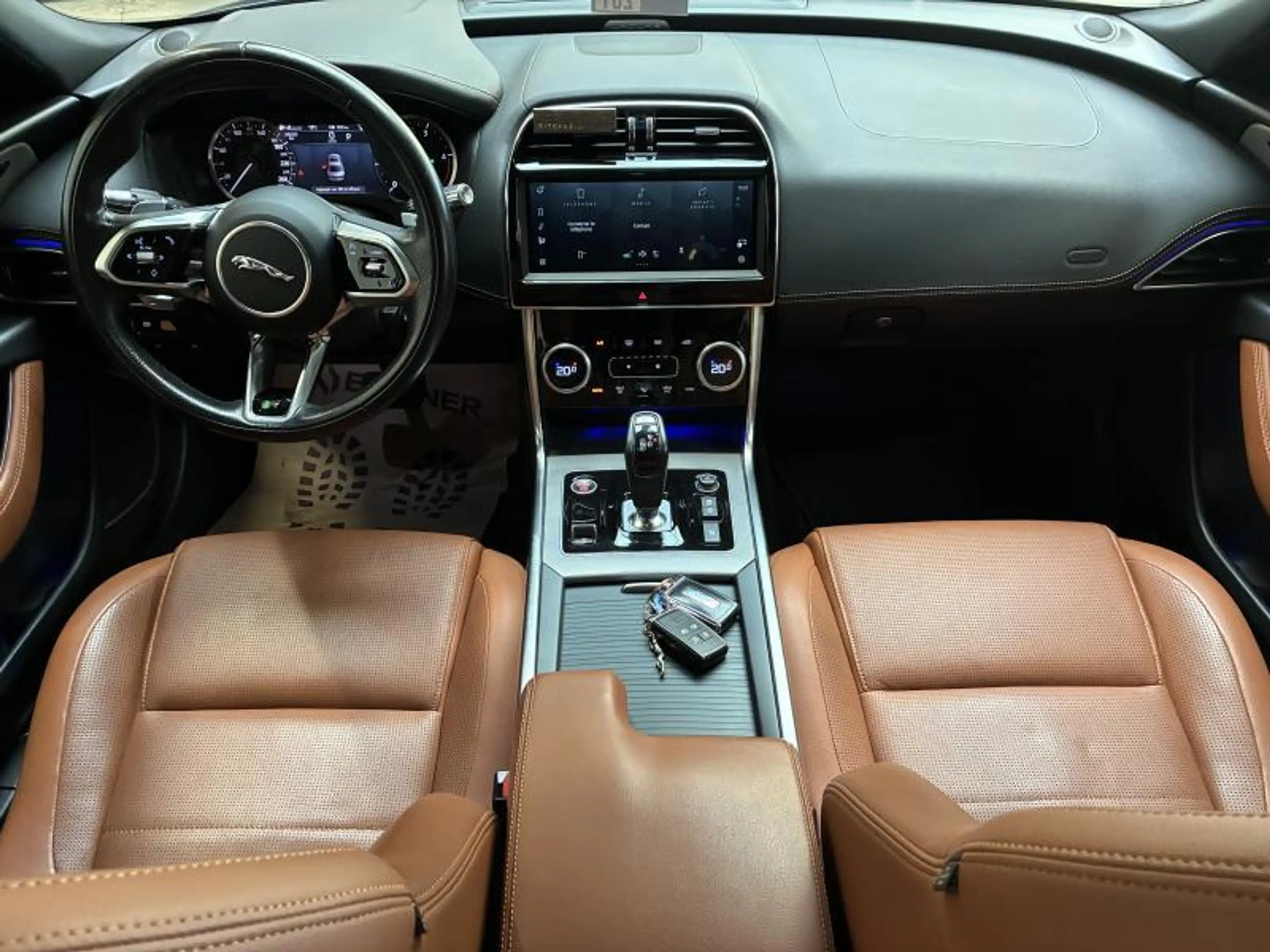 Jaguar XE R-Design — photo 8
