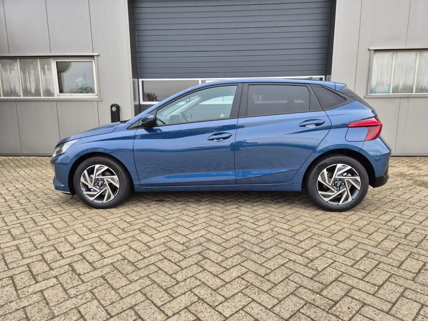 Hyundai i20 1.0 T-GDI 90PS Trend 5-türig Klimaautomatik Sit... Blau - 2