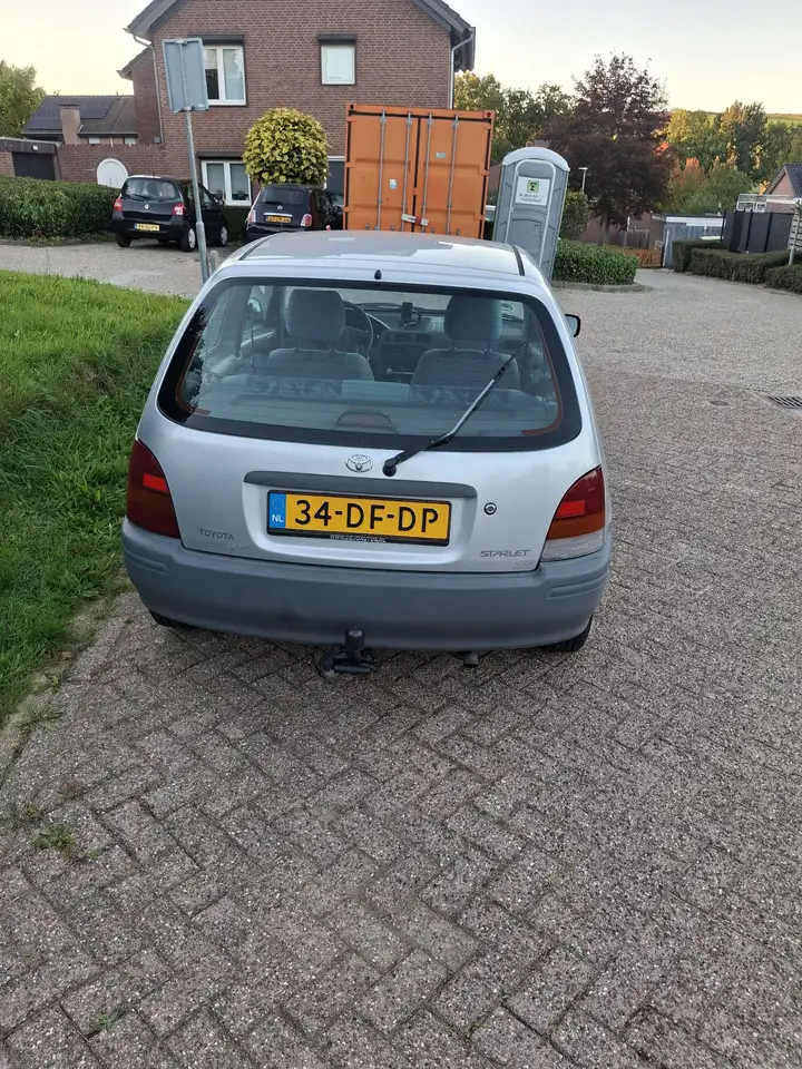 Toyota Starlet 1.3-16V XLi, foto 2