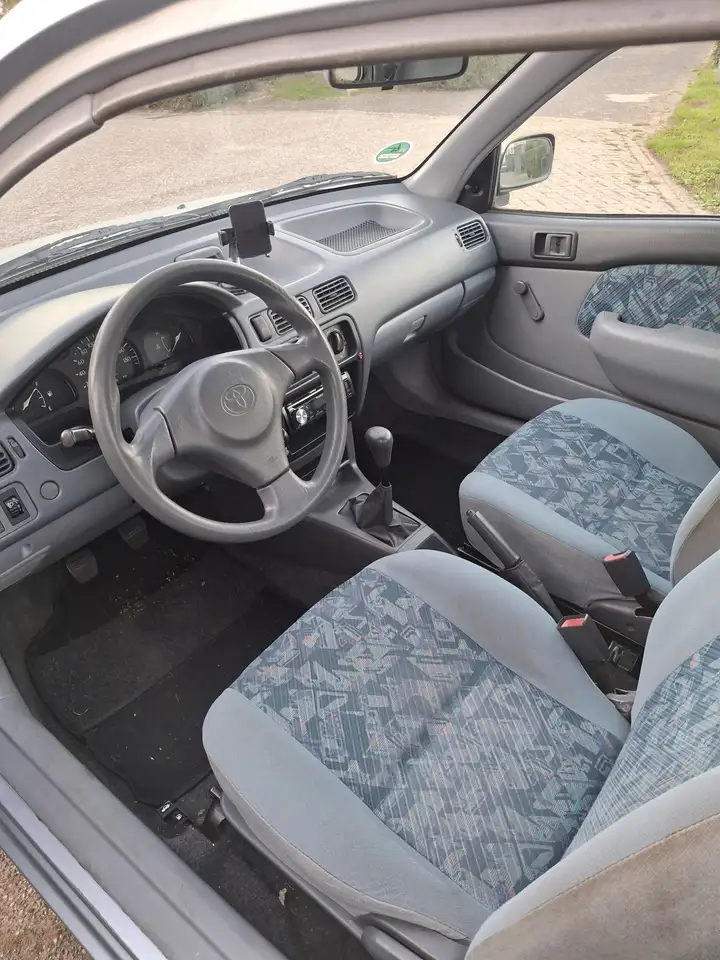 Toyota Starlet 1.3-16V XLi, foto 3