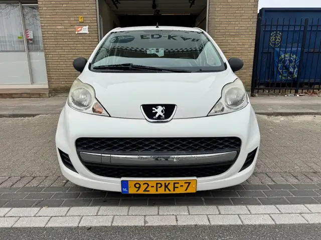 Peugeot 107 view 4