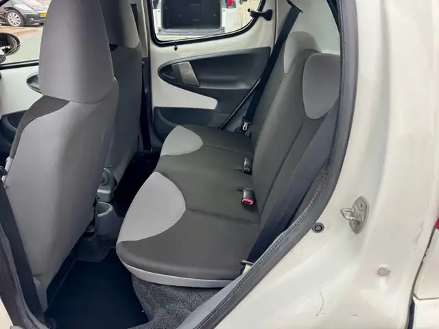 Peugeot 107 view 12
