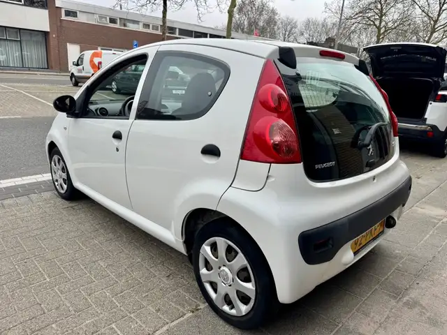 Peugeot 107 view 8