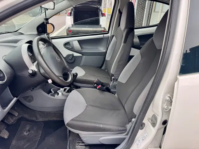 Peugeot 107 view 10