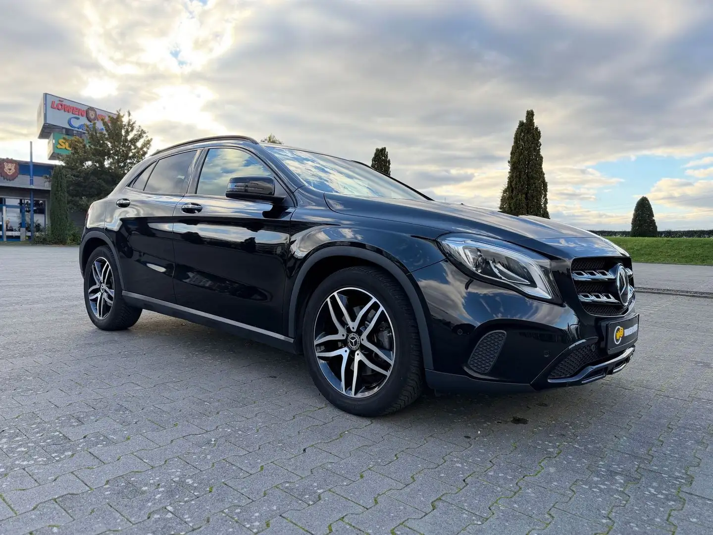 Mercedes-Benz GLA 250 4Matic Night-Paket AUTOMATIK/PANO/DISTRONIC/AHK Schwarz - 2