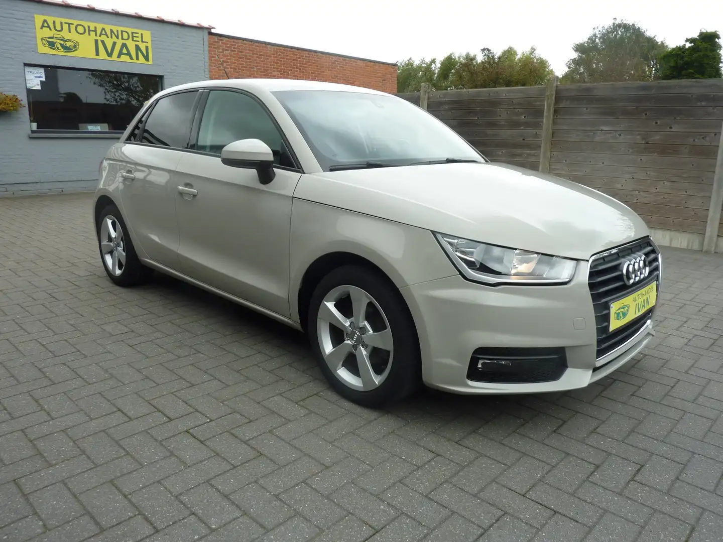 Audi A1 A1 1.0 TFSI Sportback Beige - 1