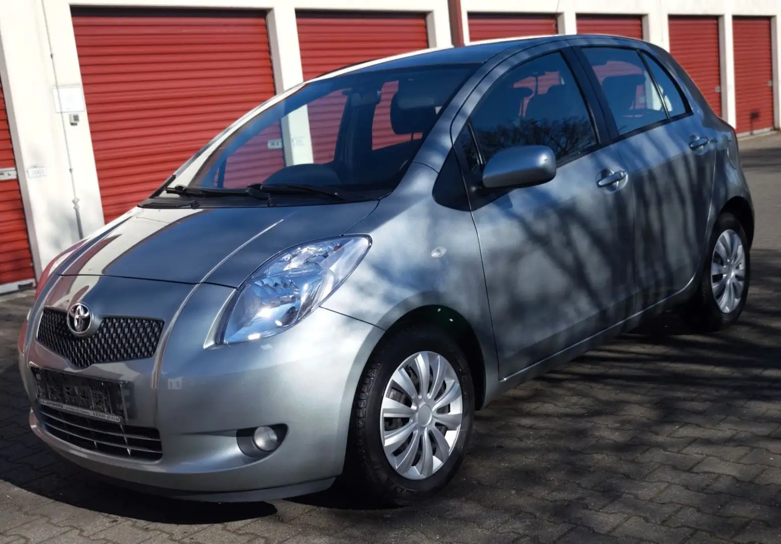 Toyota Yaris Executive Silber - 1