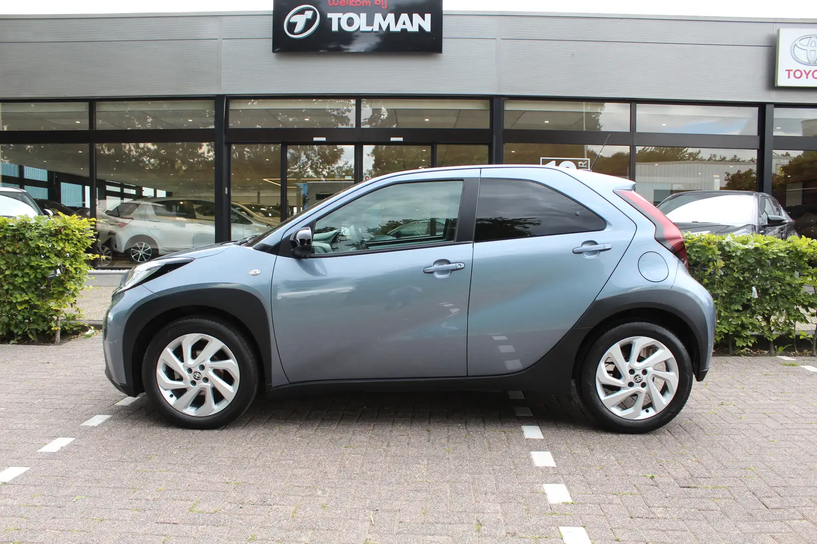 Toyota Aygo X 1.0 VVT-i MT First | Rijklaar | Clima | LED | Stoe Grijs - 2