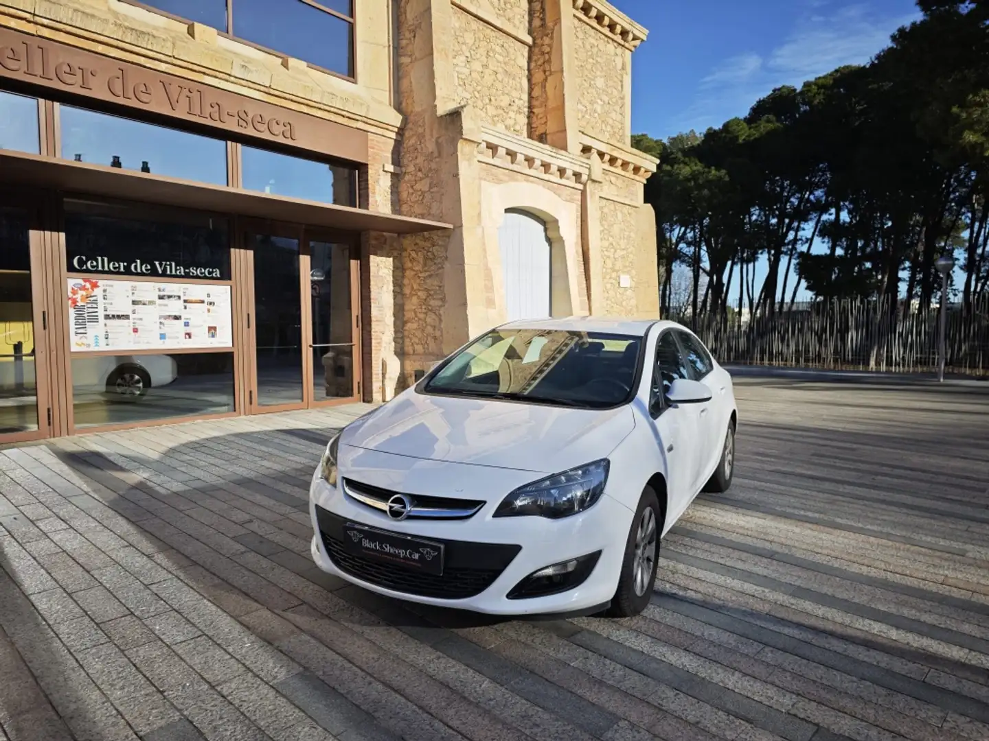 Opel Astra 1.6CDTi Business 110 Weiß - 1