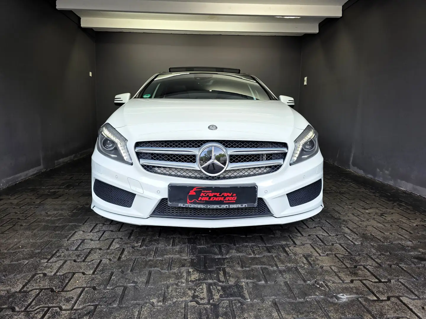 Mercedes-Benz A 250 BE, 7G, AMG LINE, PANO, DISTRONIC, R-KAMERA Blanc - 2