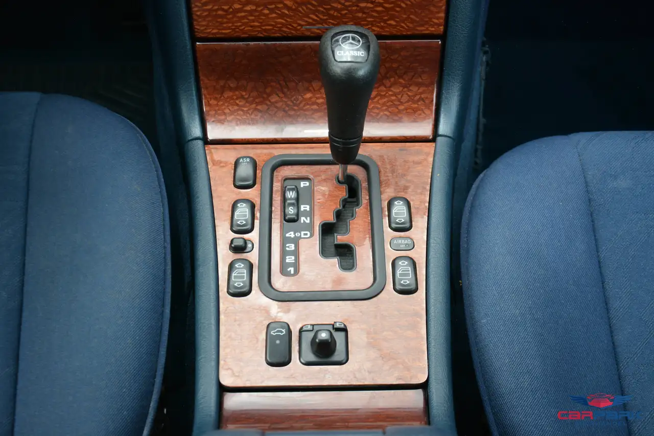 Mercedes-Benz E 240 Classic Aut., foto 11