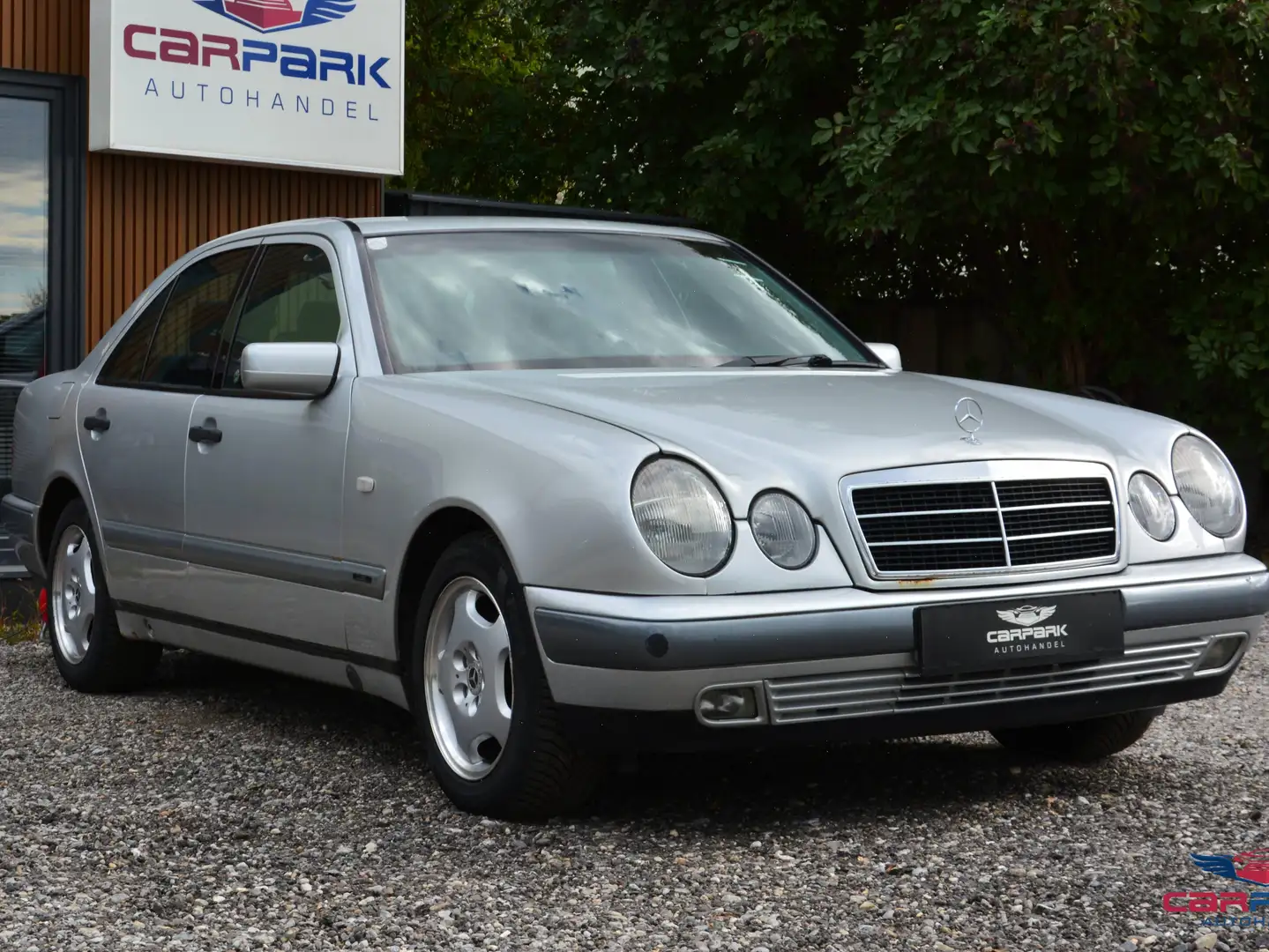 Mercedes-Benz E 240 Classic Aut. Silber - 1