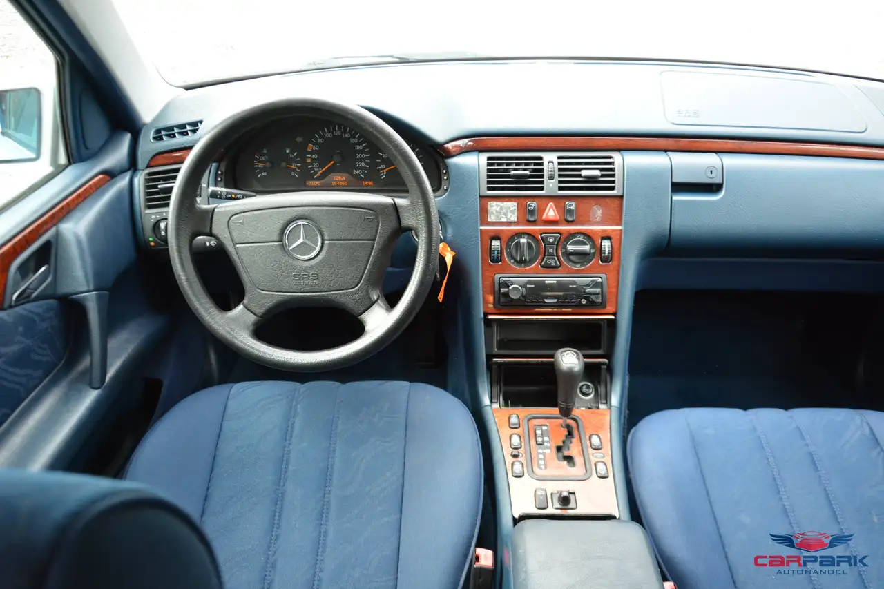 Mercedes-Benz E 240 Classic Aut., foto 3