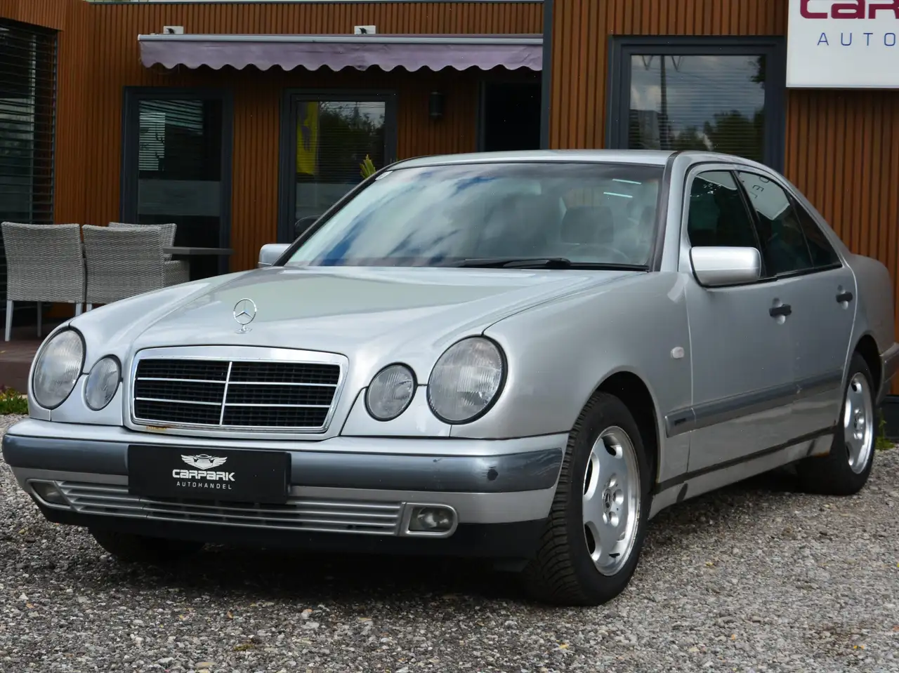 Mercedes-Benz E 240 Classic Aut., foto 2