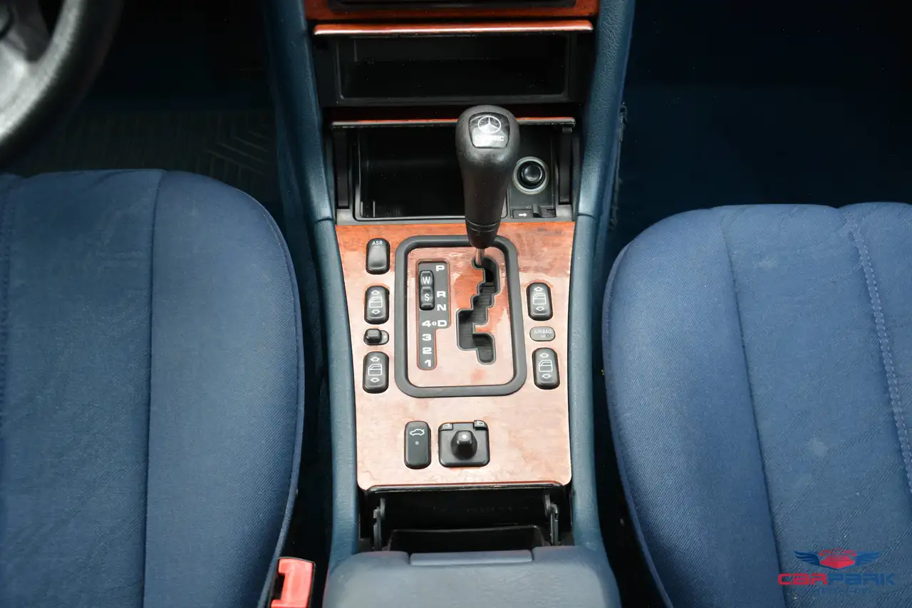 Mercedes-Benz E 240 Classic Aut., foto 10