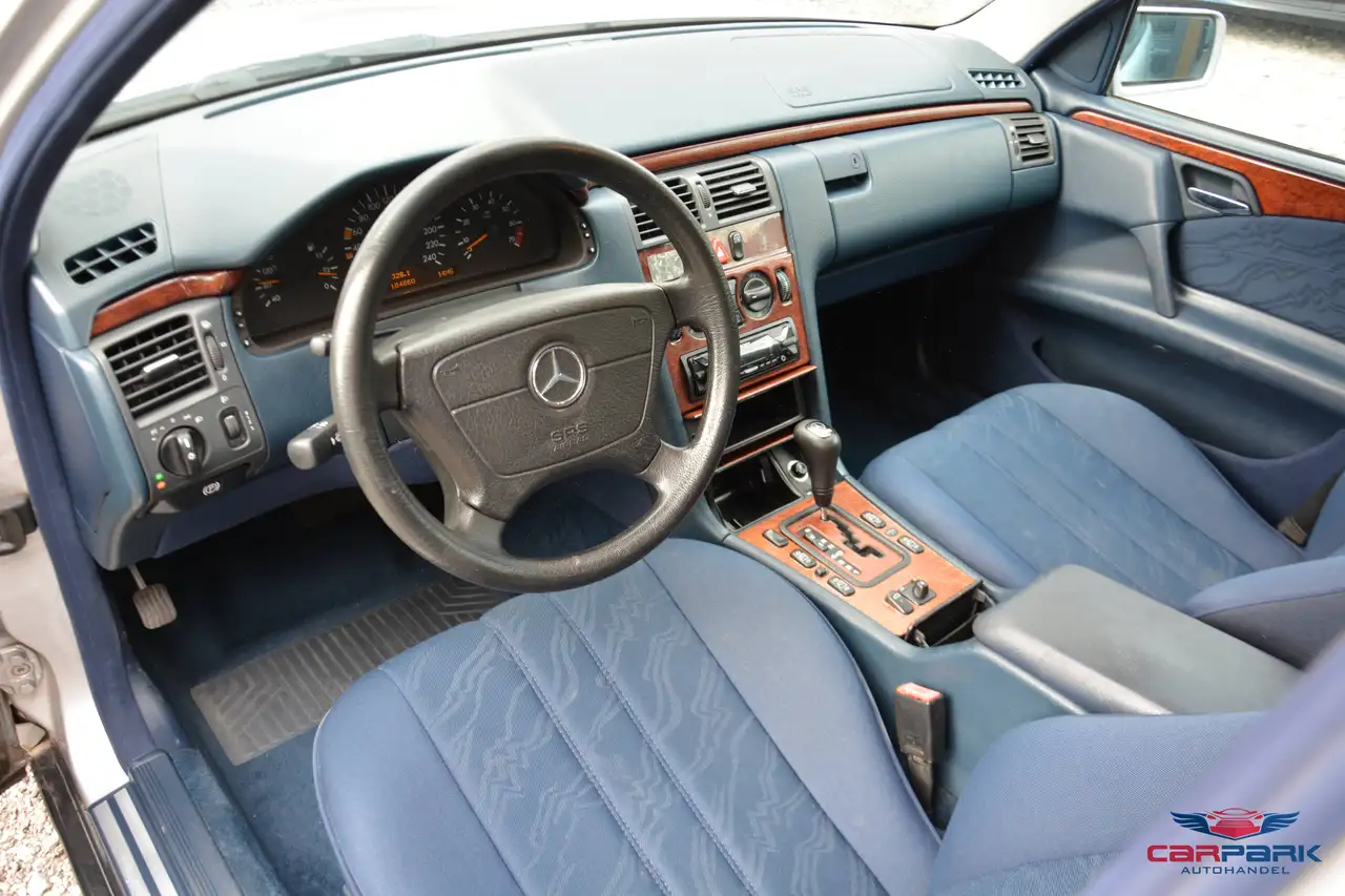 Mercedes-Benz E 240 Classic Aut., foto 7