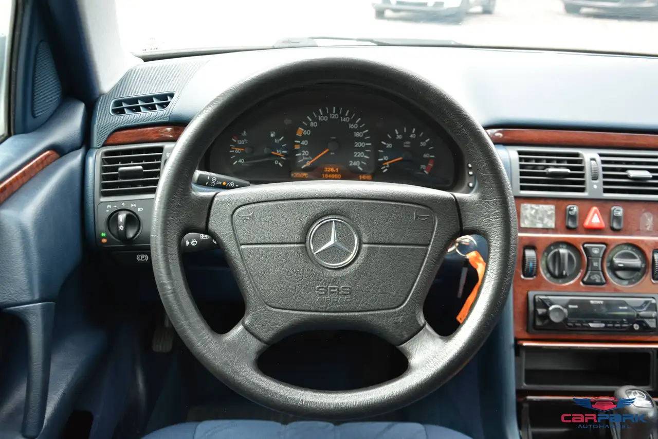 Mercedes-Benz E 240 Classic Aut., foto 4