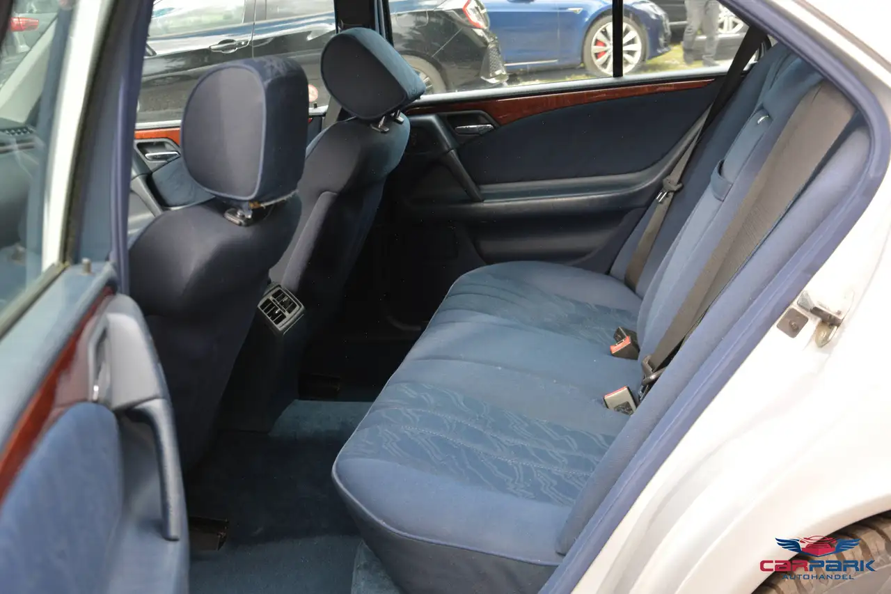 Mercedes-Benz E 240 Classic Aut., foto 5