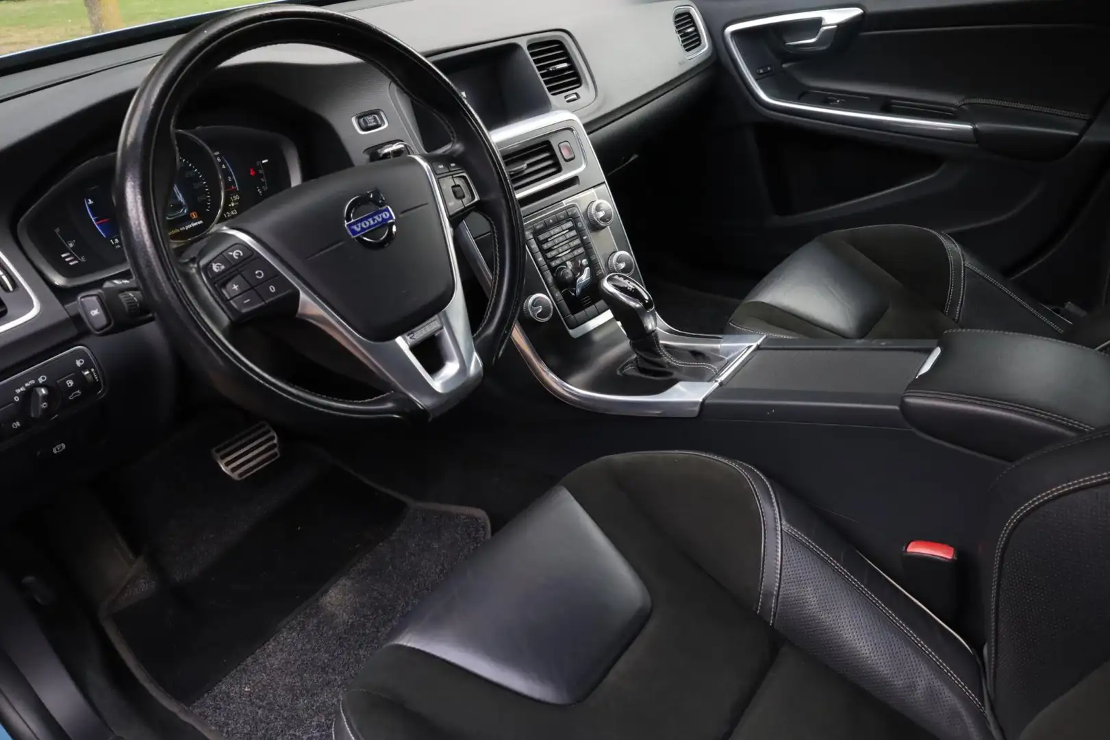 Volvo V60 1.6 T3 R-Design Aut. | Sportpakket | Automaat | Al Modrá - 2