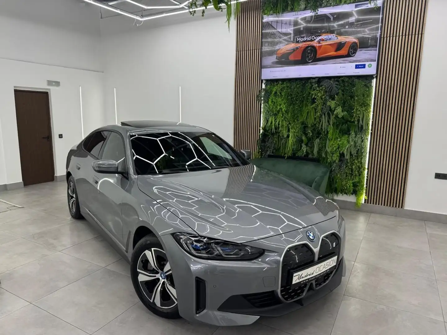 BMW i4 eDrive40 Grau - 1