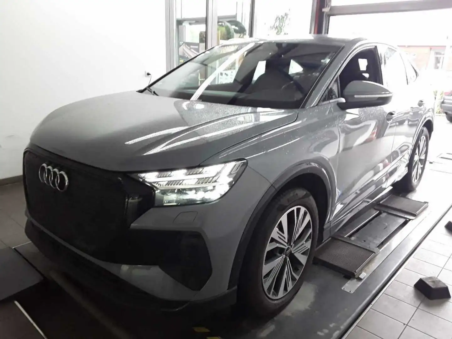 Audi Q4 e-tron advanced 40 / Navi, Matrix Grigio - 2