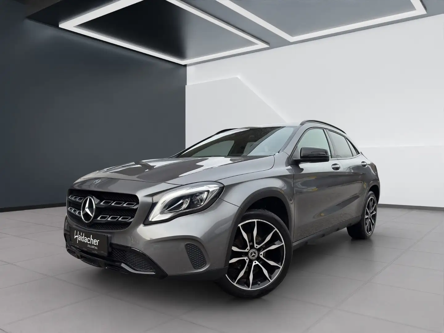 Mercedes-Benz GLA 200 Urban Night RKam LED Ambi eHeck Klima Grau - 2