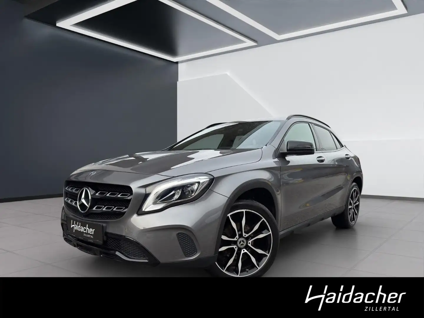 Mercedes-Benz GLA 200 Urban Night RKam LED Ambi eHeck Klima Grau - 1