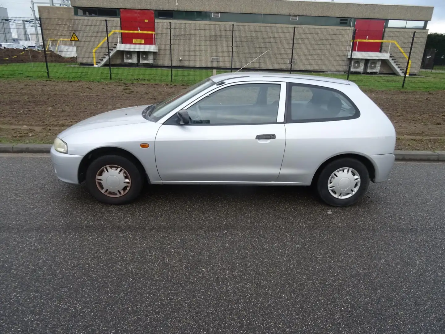 Mitsubishi Colt 1.3 GLi Gris - 2