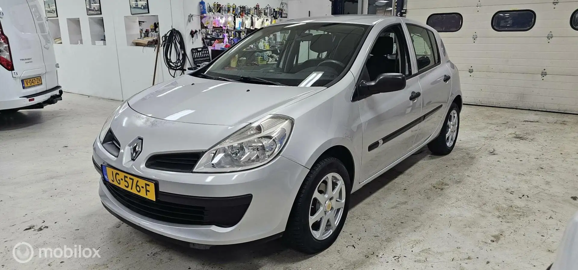 Renault Clio 1.2-16V Authentique Airco 2006-5drs L.M. Velgen Gris - 2
