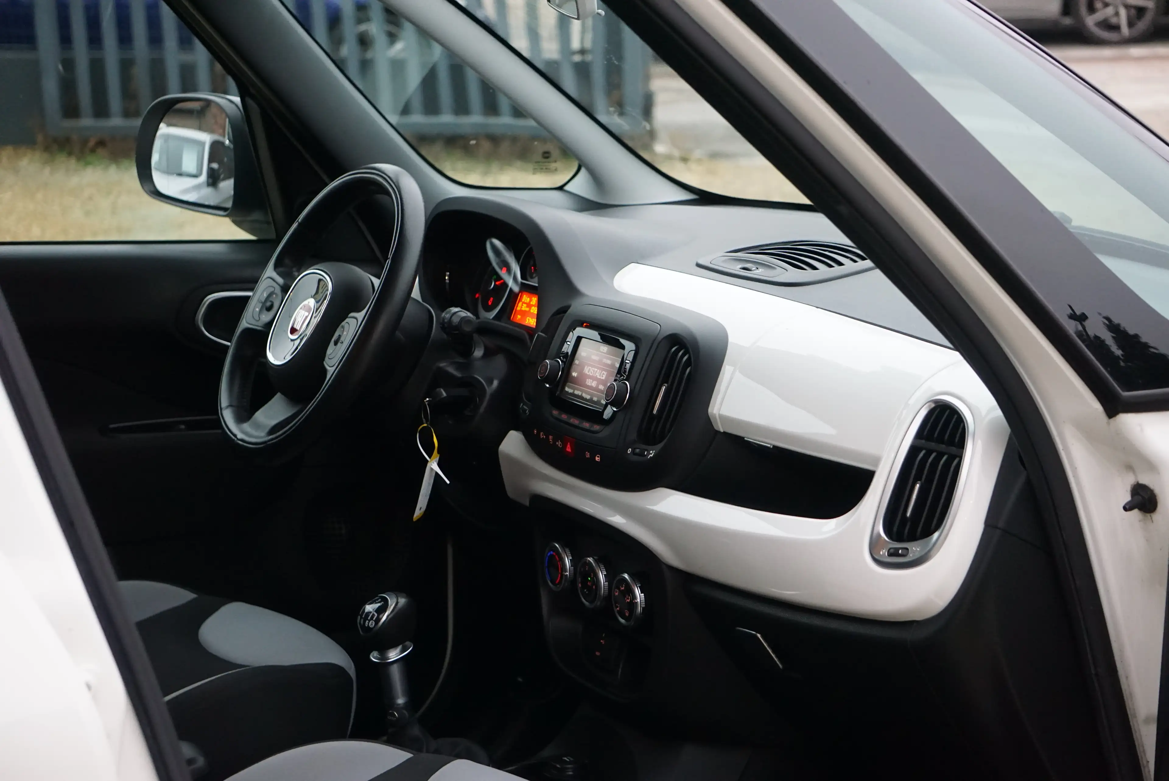 Fiat 500L 1.4i Pop Star CLIMATISATION PDC CARNET CRUISE EU6B — photo 15