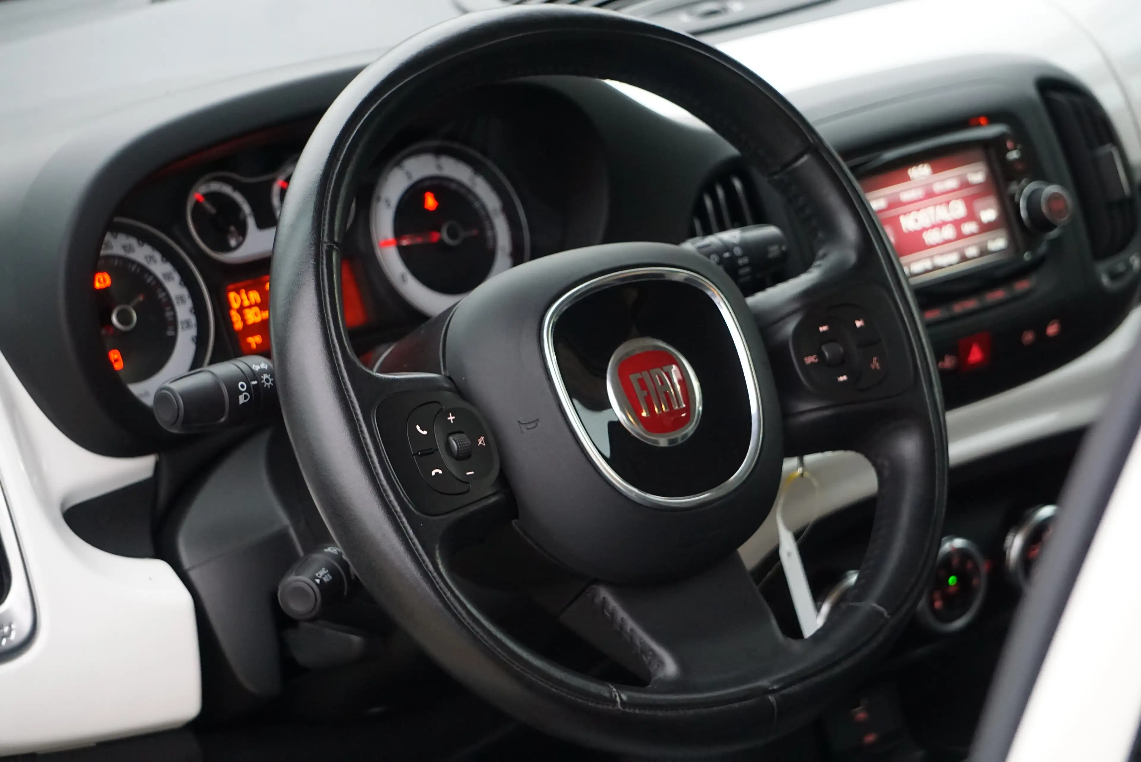 Fiat 500L 1.4i Pop Star CLIMATISATION PDC CARNET CRUISE EU6B — photo 8