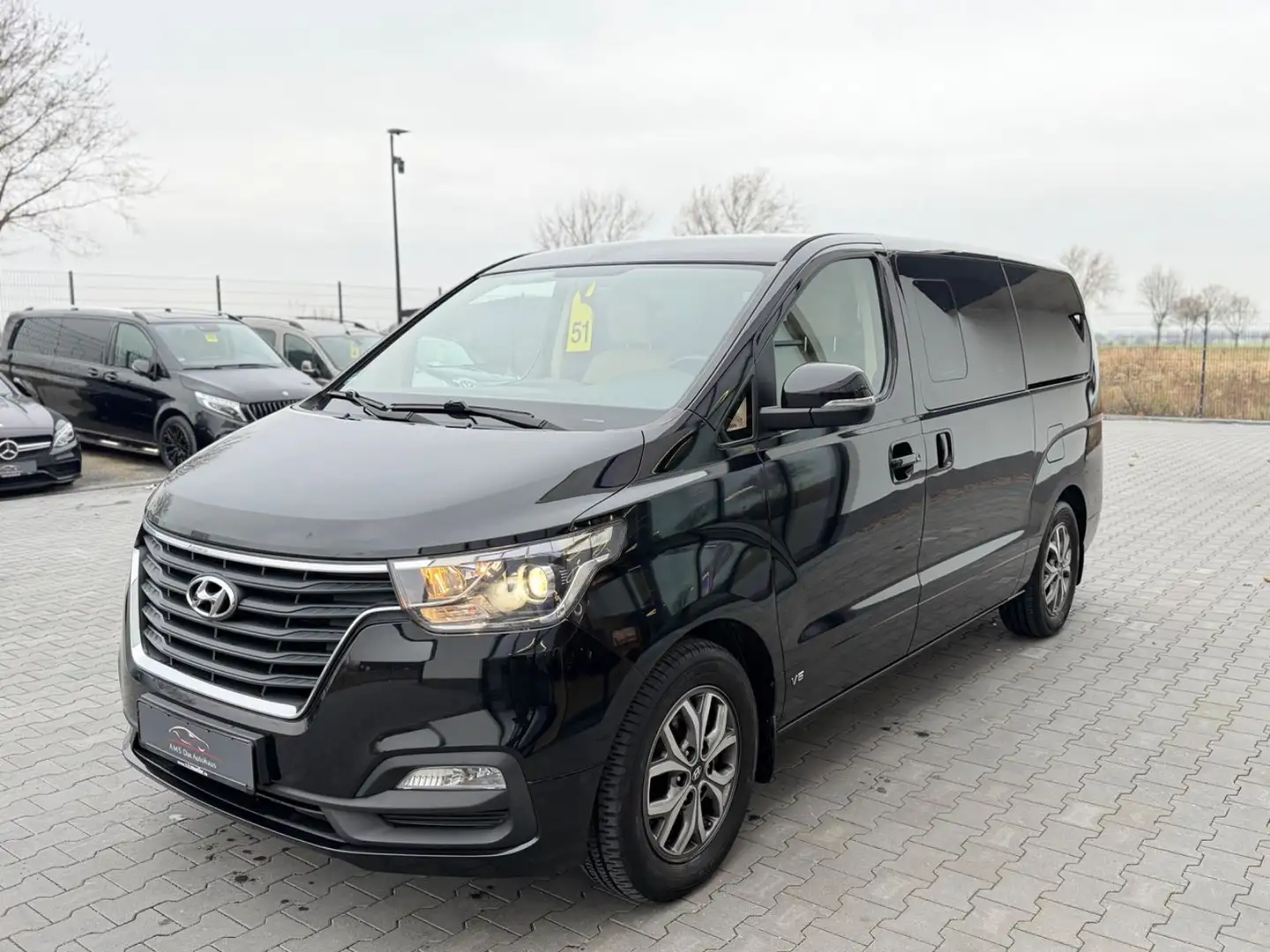 Hyundai H-1 Travel Premium 2.5 CRDI Autom. Leder Navi Schwarz - 1