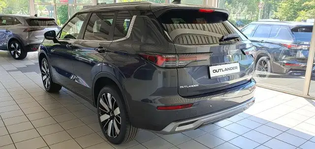 Mitsubishi Outlander view 6