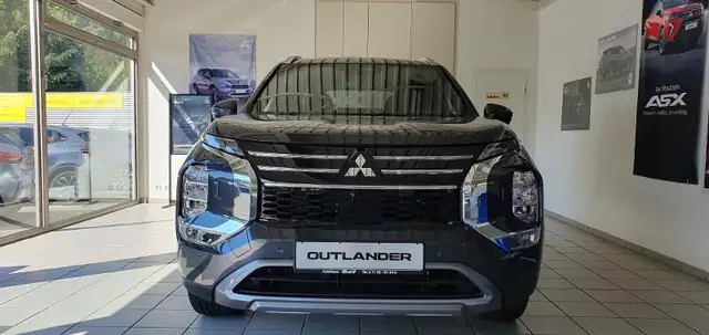 Mitsubishi Outlander view 3