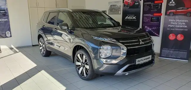 Mitsubishi Outlander view 4
