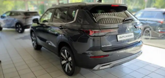 Mitsubishi Outlander view 5
