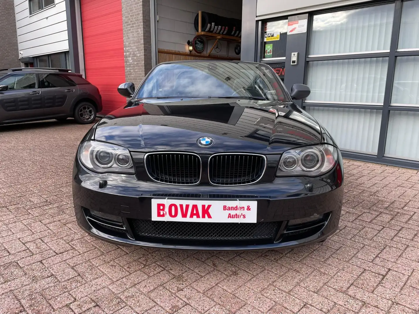 BMW 118 1-serie Cabrio 118i Executive Zwart - 2