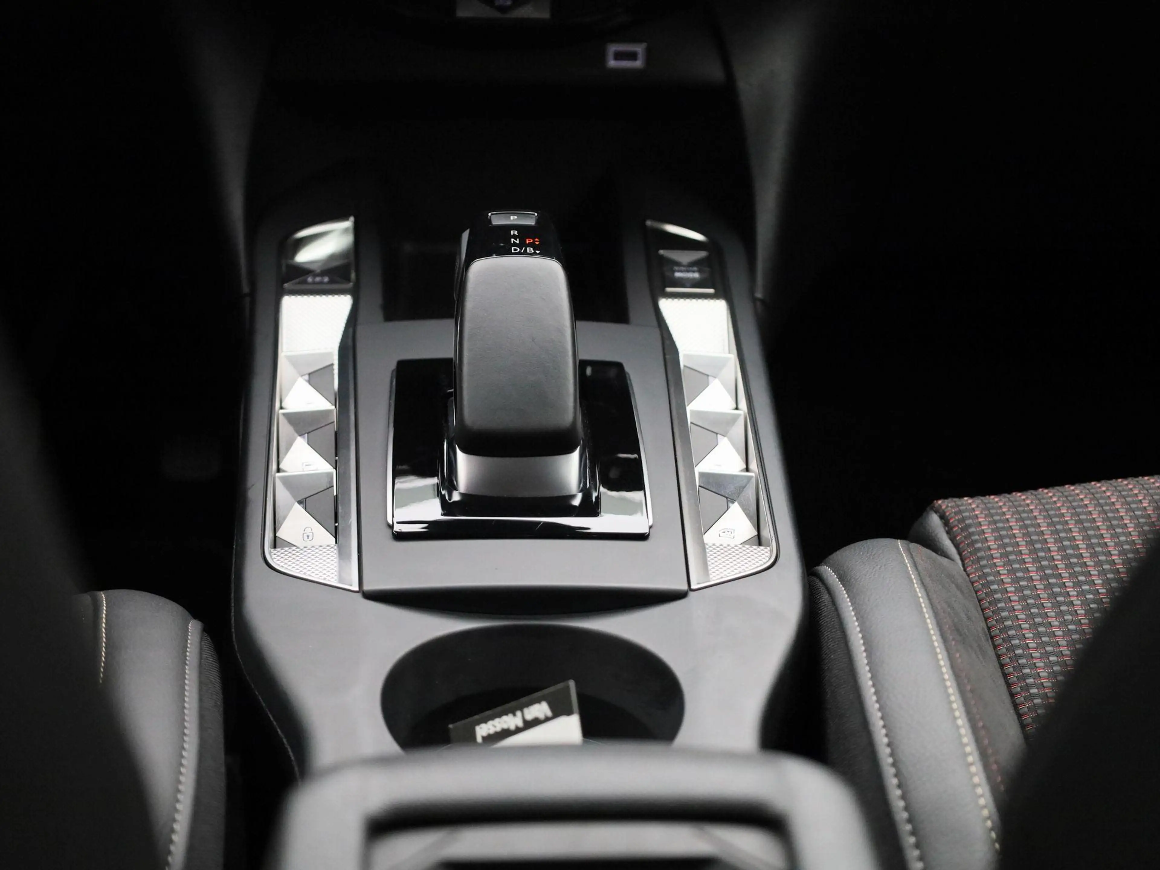 DS Automobiles DS 3 Crossback E-Tense Bastille 50 kWh — photo 10