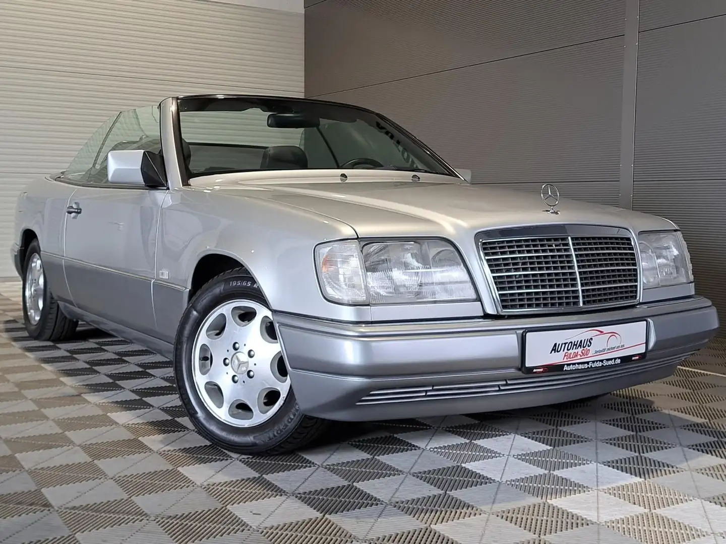 Mercedes-Benz E 220 Cabrio W124 °Shzg°Klima°Tempomat°Automatik Zilver - 1