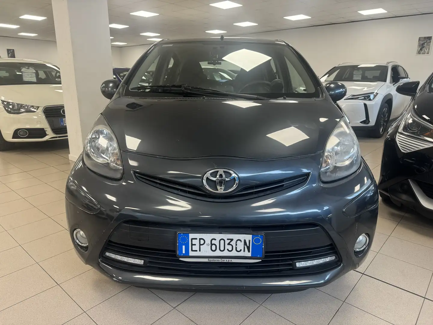 Toyota Aygo Aygo 5p. 1.0 Lounge connect m-mt Szary - 2