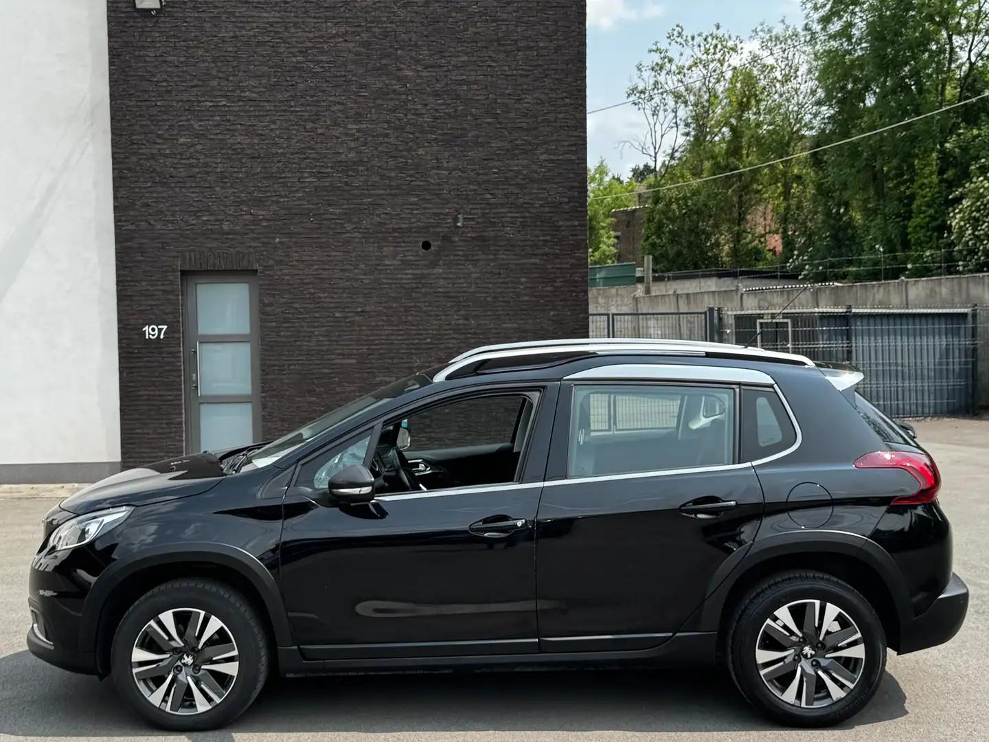 Peugeot 2008 1.2 PureTech Allure S//BOITE AUTO//CAMERA//NAV Noir - 2
