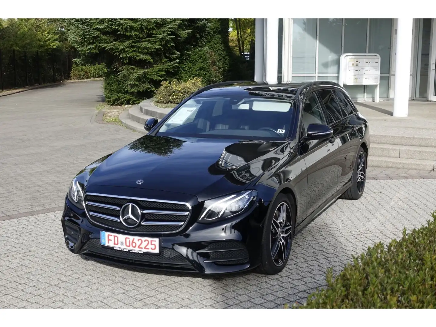 Mercedes-Benz E 350 E-Klasse T-Modell Diesel 4Matic AMG-Line Schwarz - 1