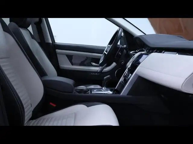 Land Rover Discovery Sport view 12