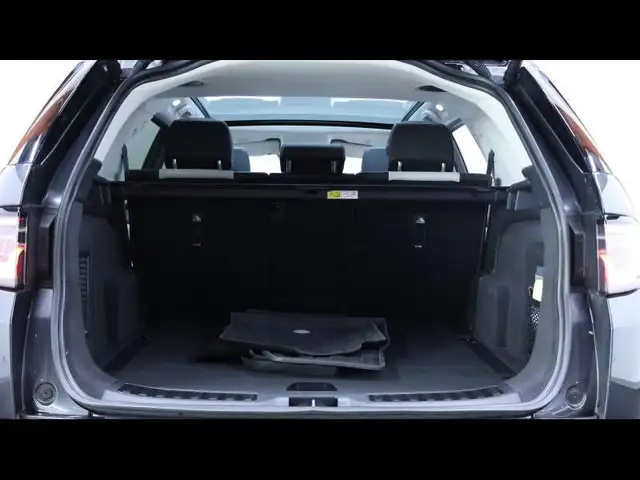 Land Rover Discovery Sport view 8